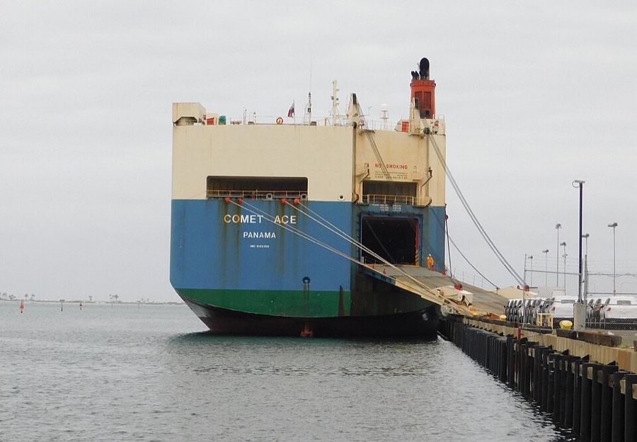 Autotransportschiff am Kai (Fahrzeugexport)