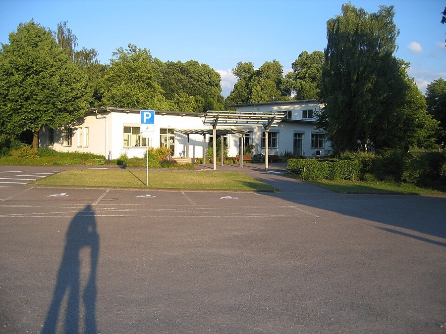 Gebäude eines Straßenverkehrsamts mit Parkplatz (Beispielfoto)